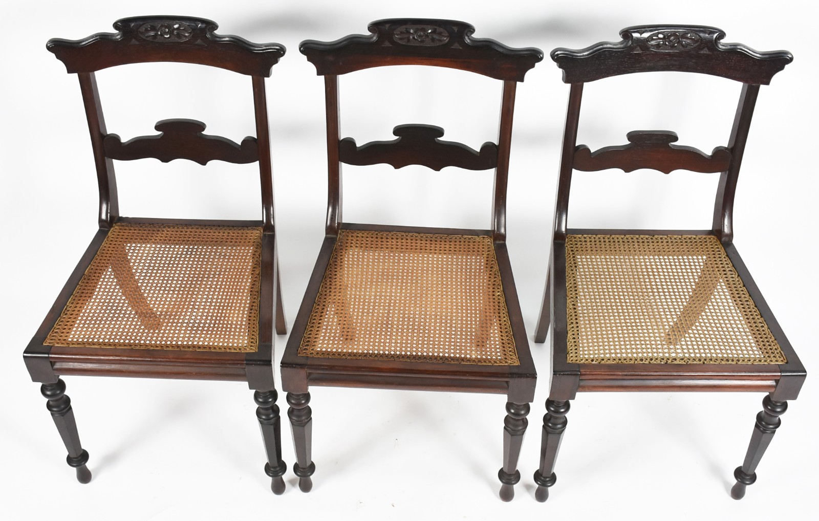 Conjunto com 6 cadeiras singelas de madeira nobre, encostos divididos... - foto 2 de 5