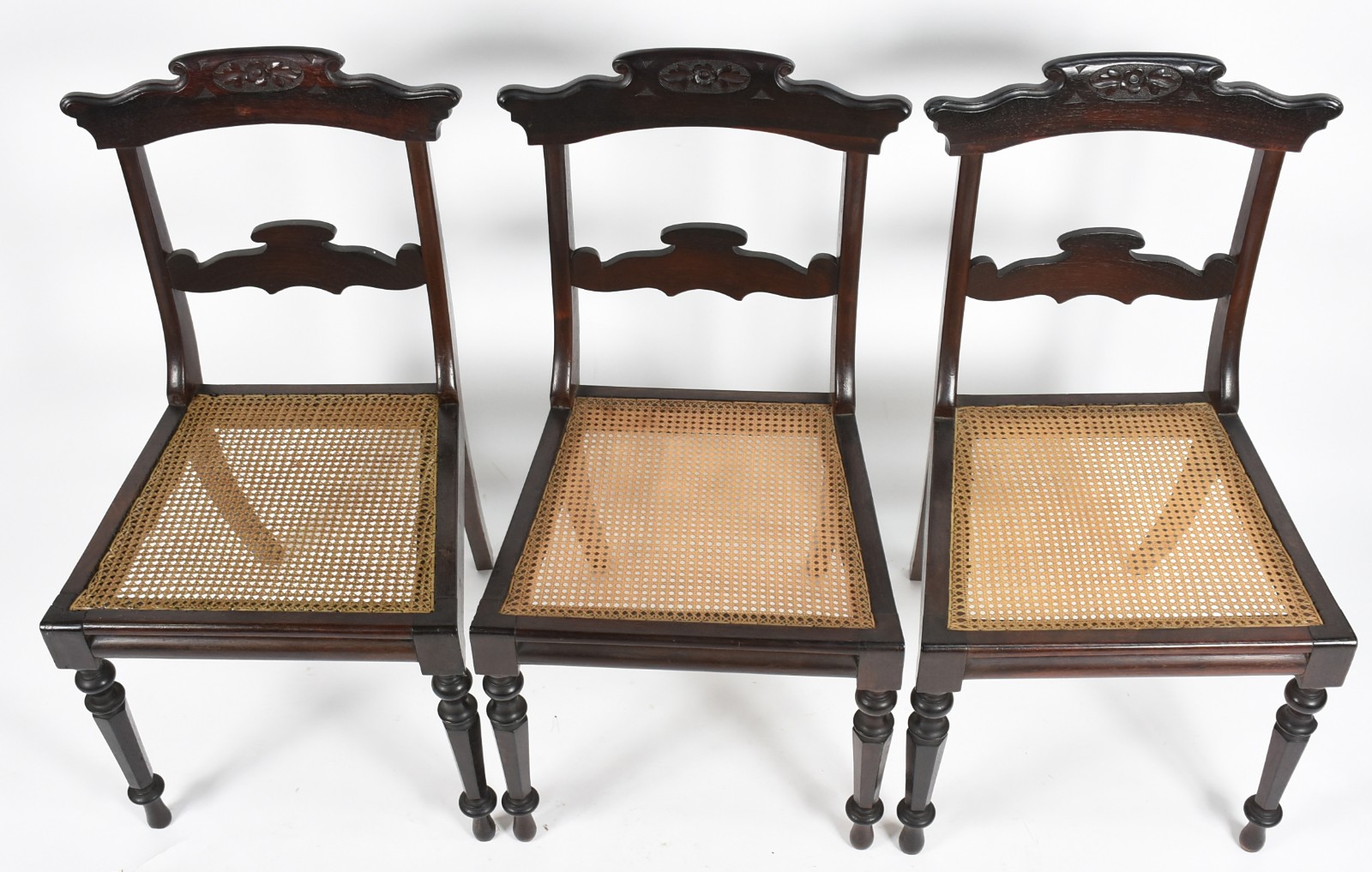 Conjunto com 6 cadeiras singelas de madeira nobre, encostos divididos... - foto 3 de 5