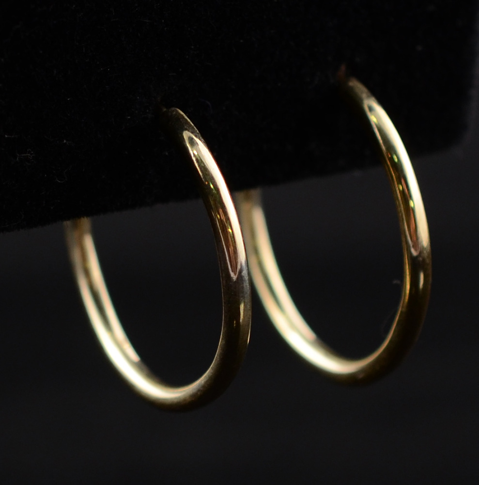 Par de argolas em ouro 18k. Peso: 3.7g