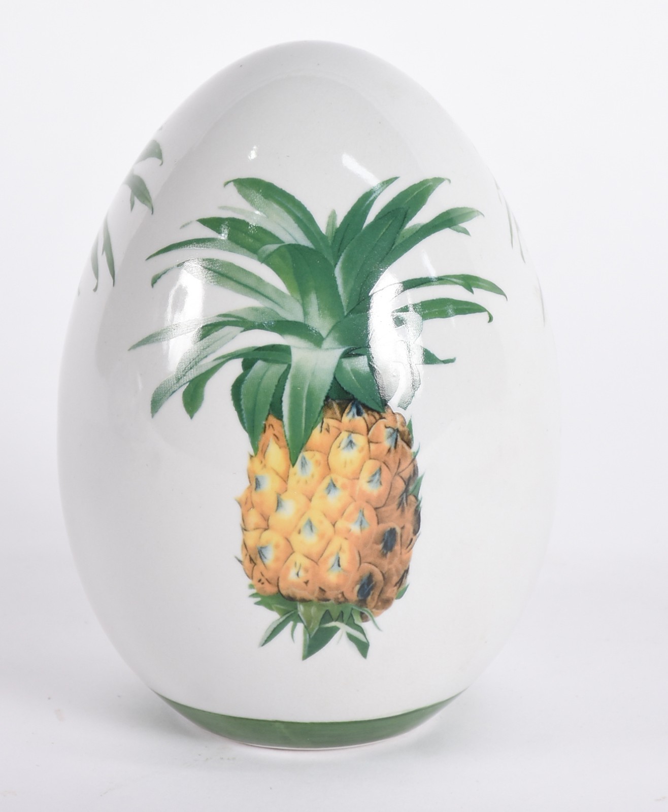 Ovo/pinha de porcelana decorados com abacaxis em policromia. - foto 1 de 4