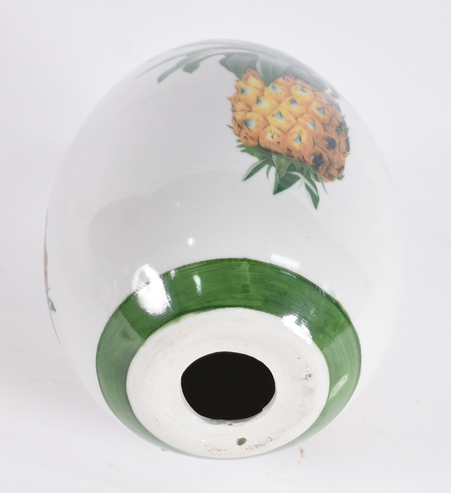 Ovo/pinha de porcelana decorados com abacaxis em policromia. - foto 4 de 4