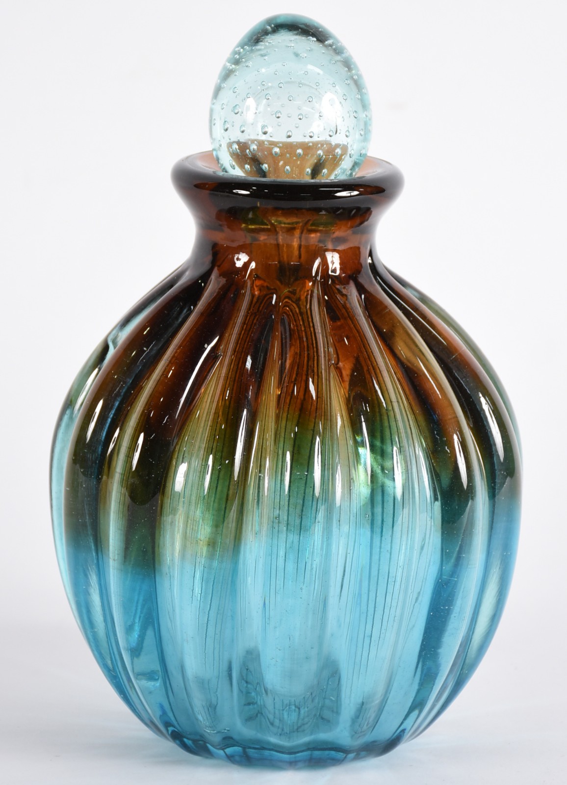 Garrafa de vidro decorativo em gomos nas cores azul e âmbar degradé... - foto 1 de 4