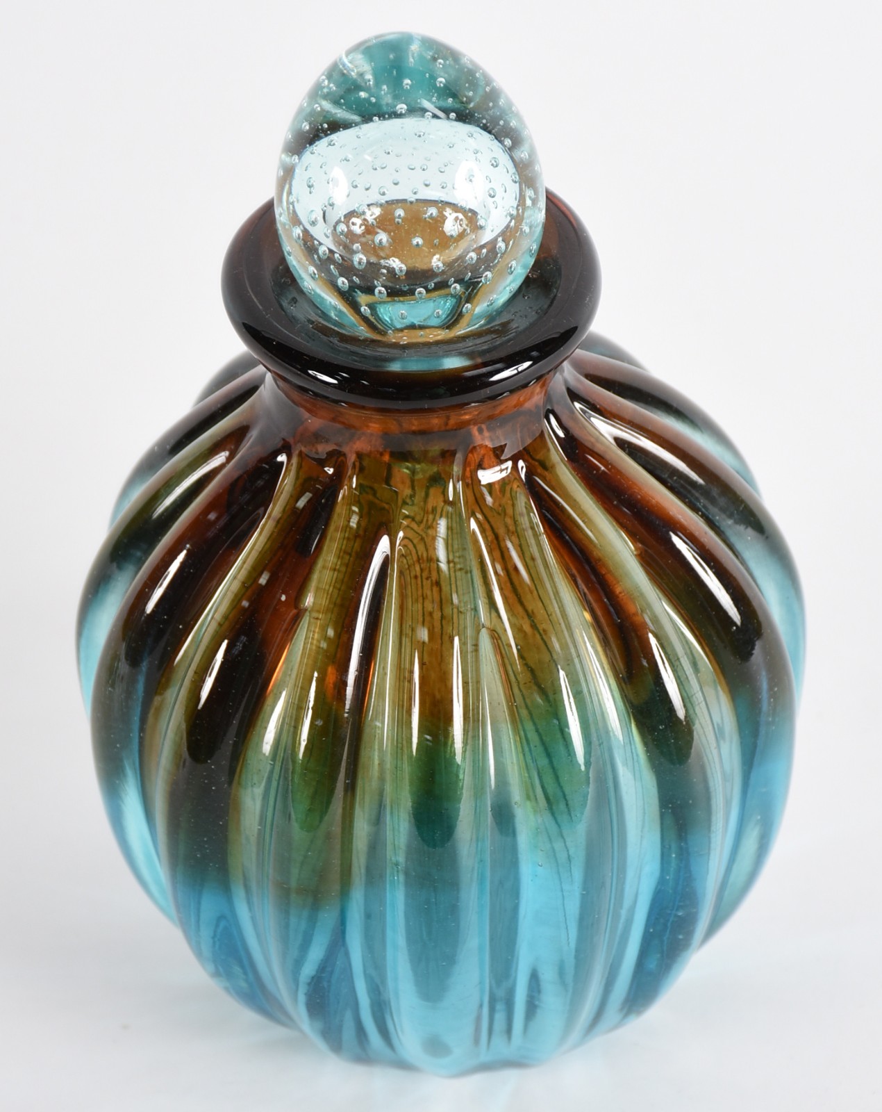 Garrafa de vidro decorativo em gomos nas cores azul e âmbar degradé... - foto 2 de 4