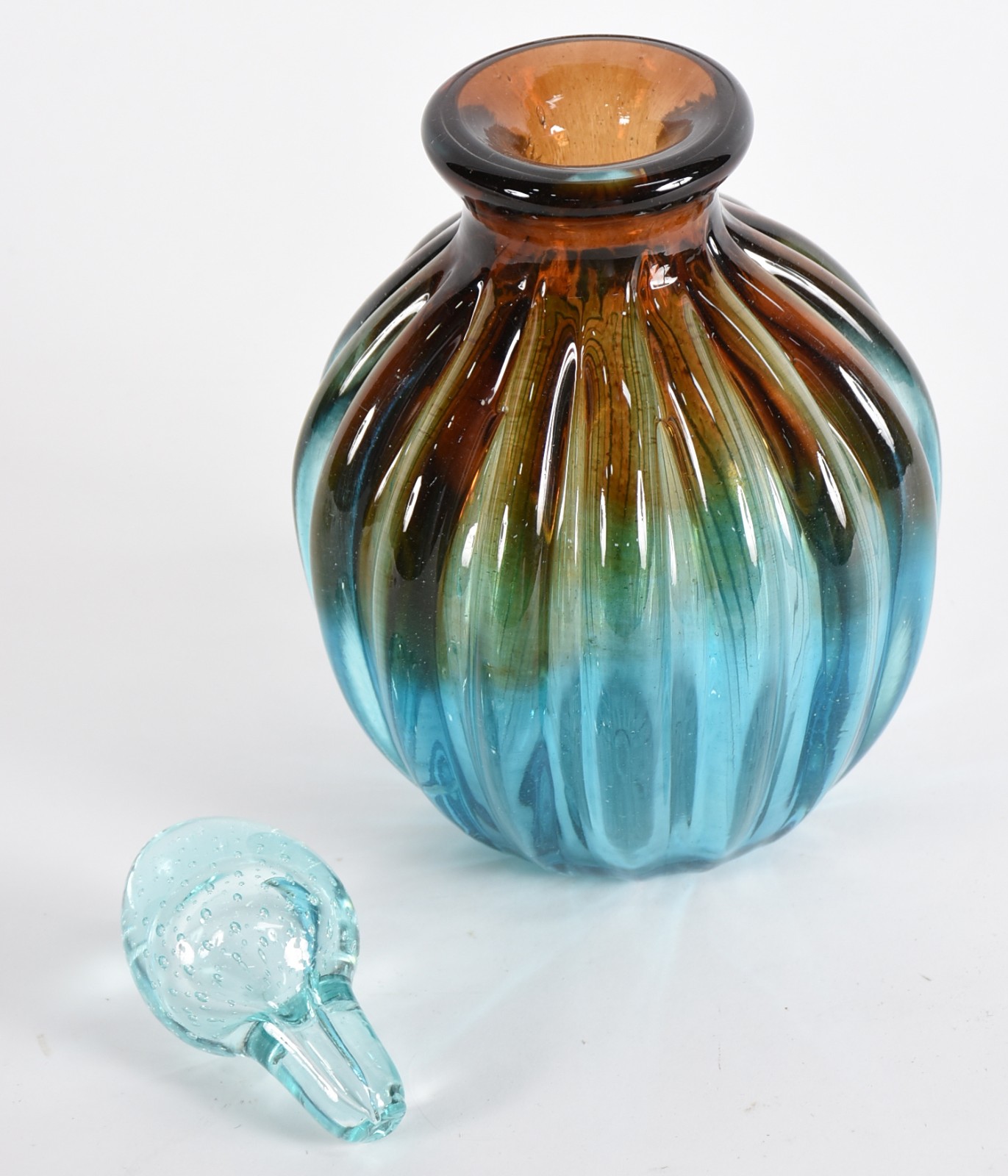 Garrafa de vidro decorativo em gomos nas cores azul e âmbar degradé... - foto 3 de 4