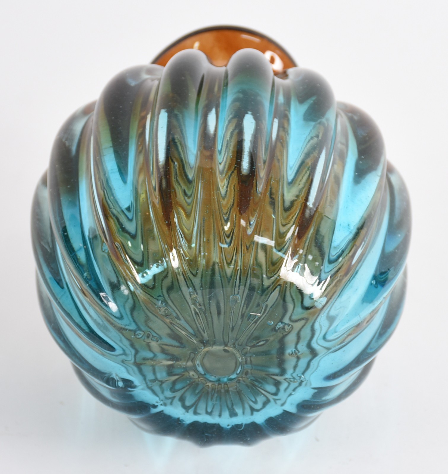 Garrafa de vidro decorativo em gomos nas cores azul e âmbar degradé... - foto 4 de 4