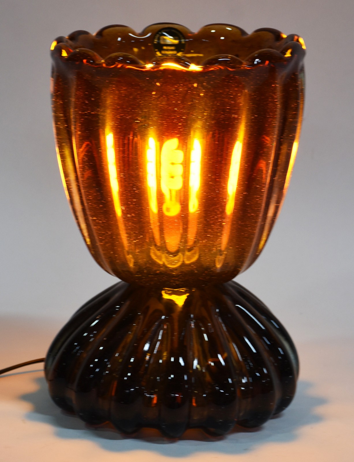 Luminária de vidro decorativo na cor âmbar com pó de ouro. - foto 4 de 5
