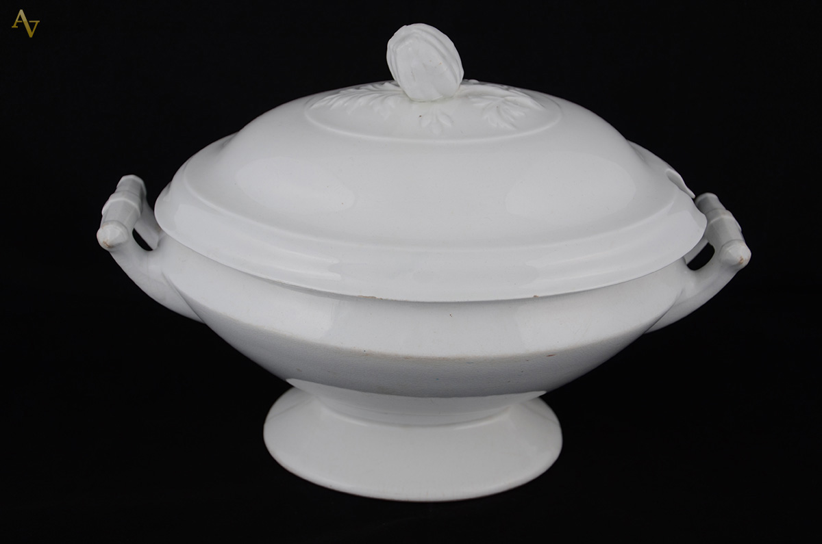 Sopeira de porcelana inglesa branca J & G Meakin, pega da tampa na...