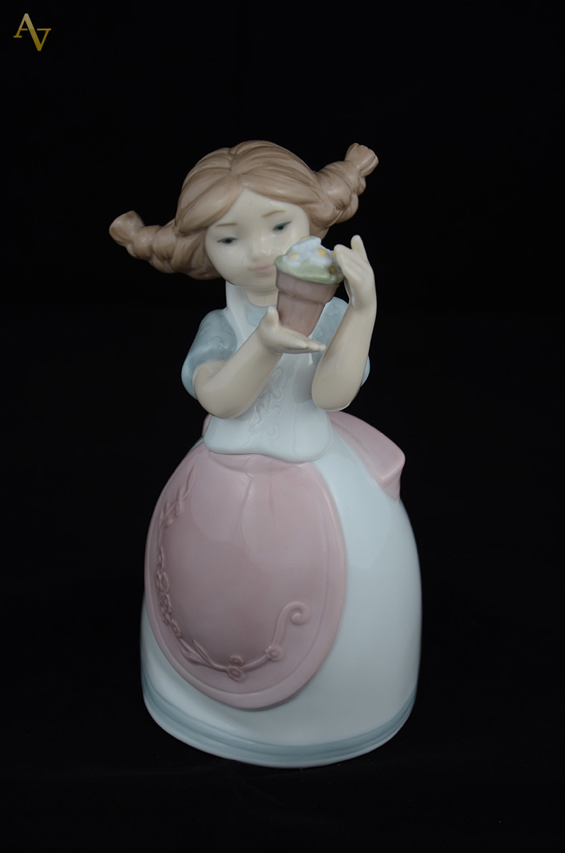 NAO - Escultura em porcelana espanhola representando menina com flor... - foto 1 de 2