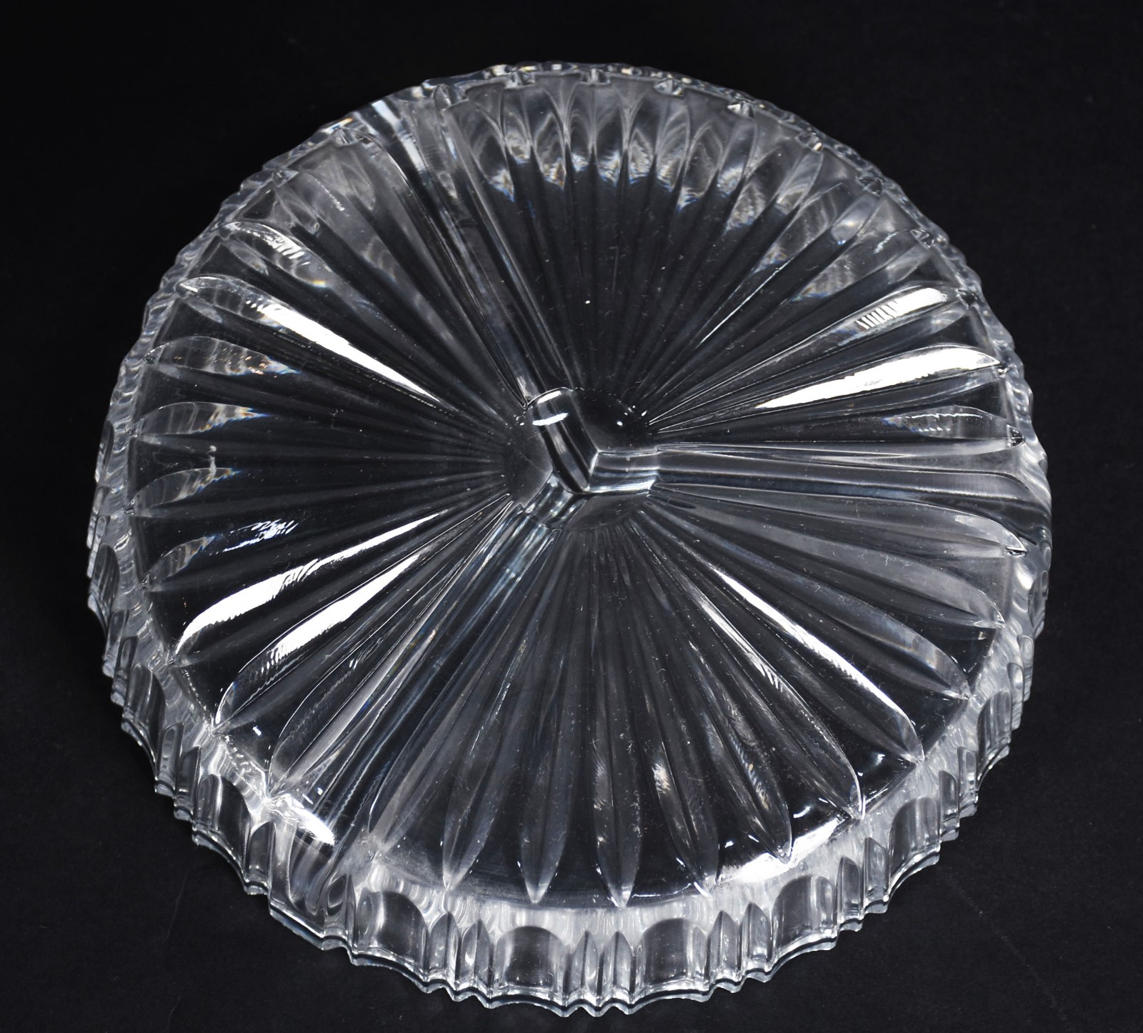 Cinco peças diversas de vidro e cristal, sendo dois pratos para... - foto 4 de 4