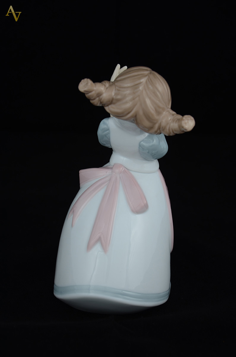NAO - Escultura em porcelana espanhola representando menina com flor... - foto 2 de 2