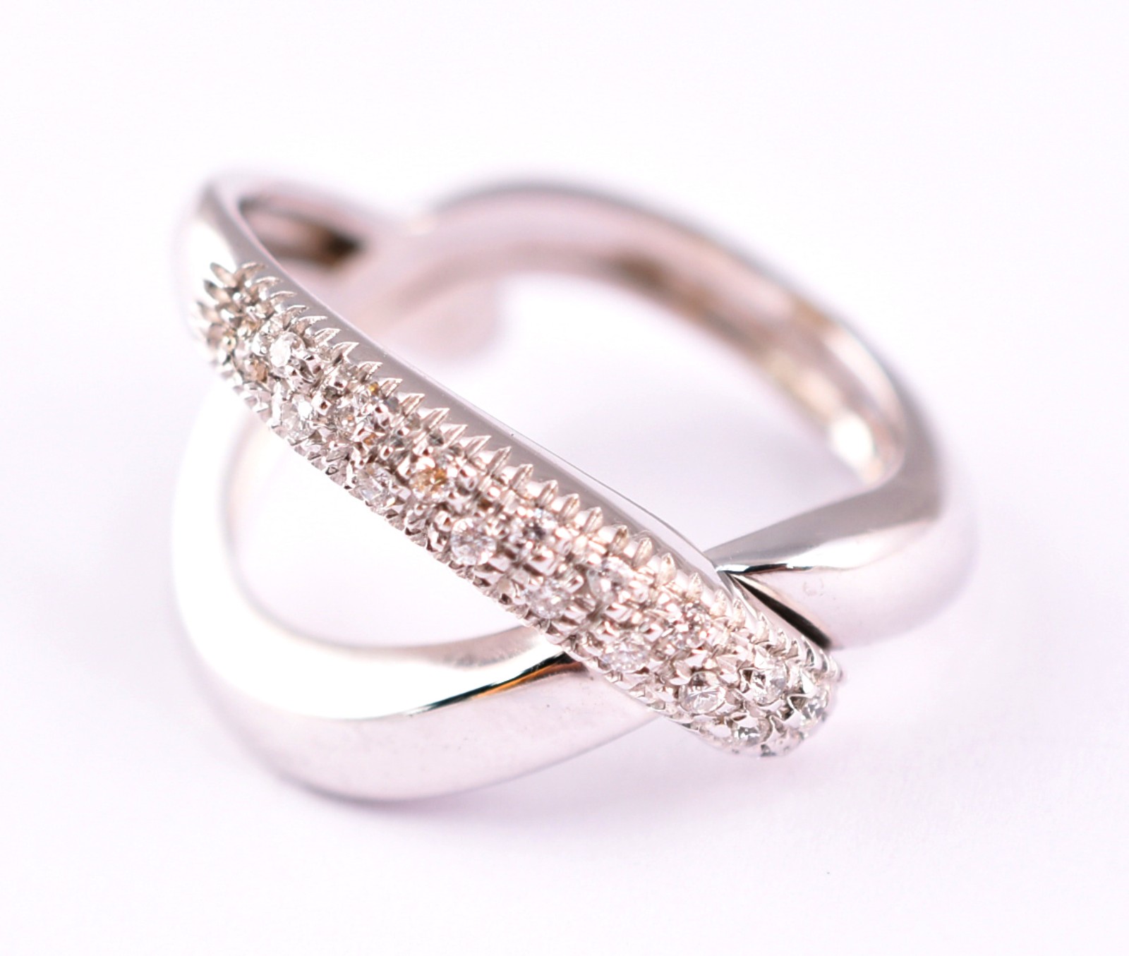 Anel em ouro branco 18 k, contrastado, cravejado de diamantes, aro 15... - foto 1 de 4