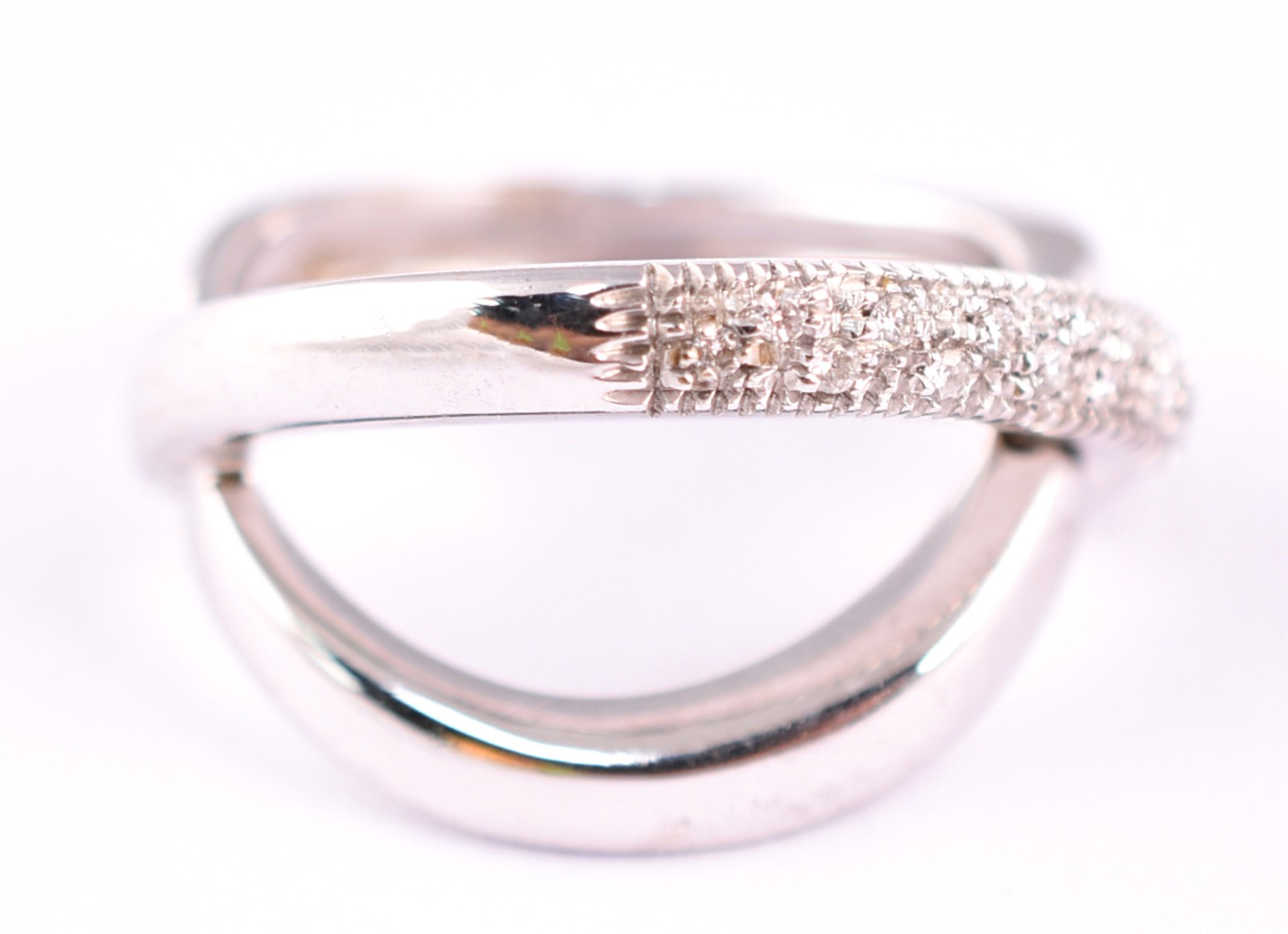 Anel em ouro branco 18 k, contrastado, cravejado de diamantes, aro 15... - foto 2 de 4