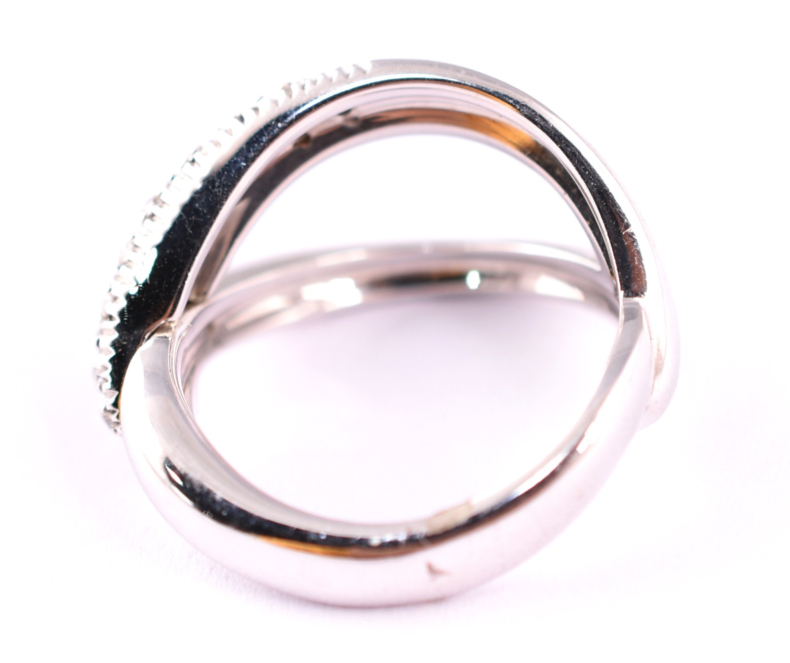 Anel em ouro branco 18 k, contrastado, cravejado de diamantes, aro 15... - foto 4 de 4