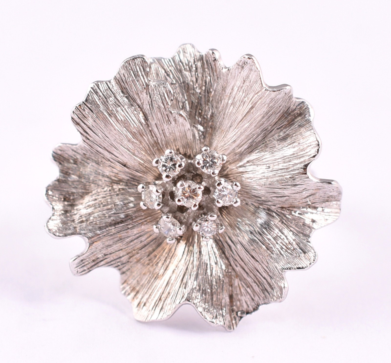 Anel em ouro 18k feitio flor, contrastado com 7 diamantes, aro 19... - foto 1 de 4