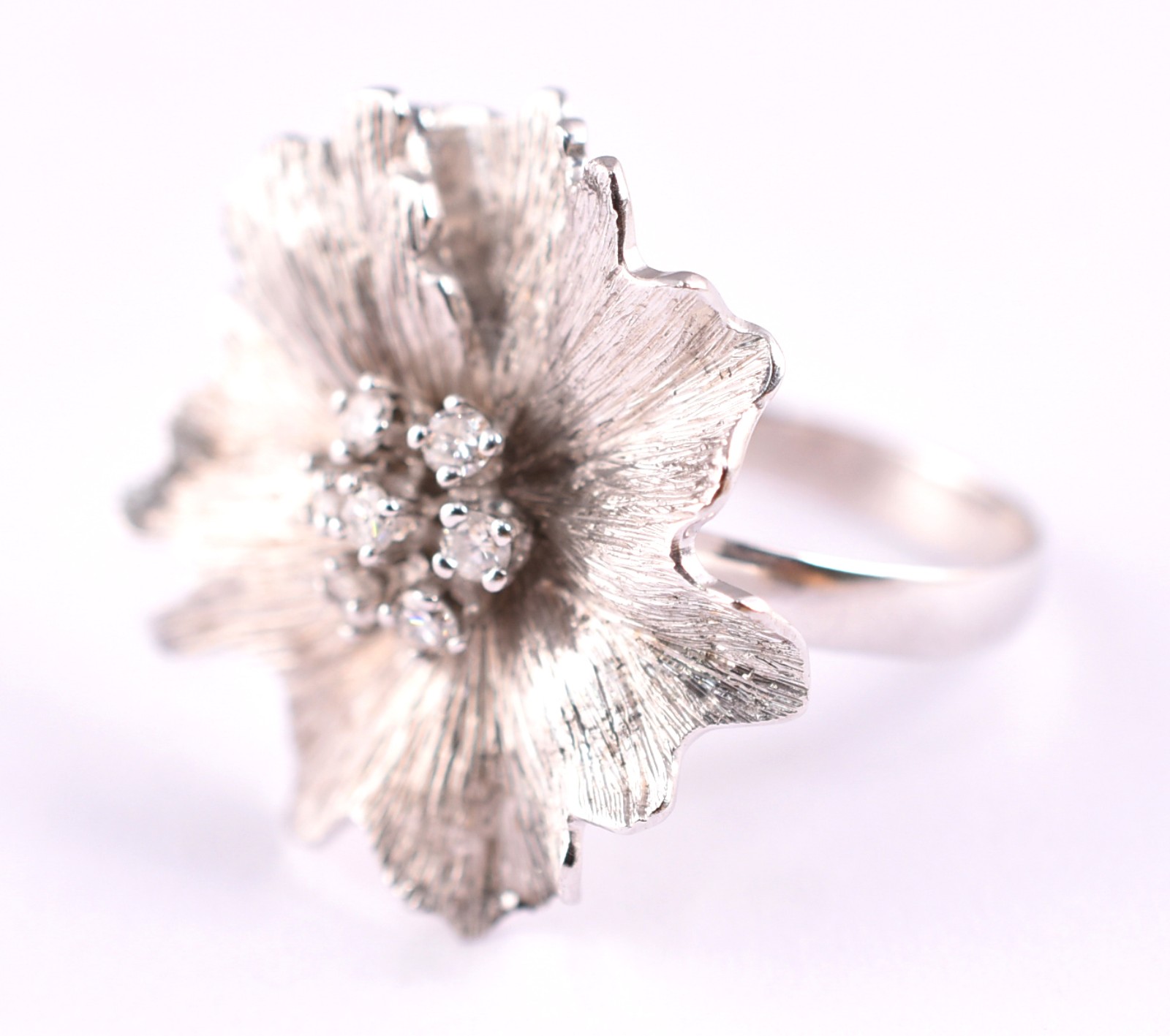 Anel em ouro 18k feitio flor, contrastado com 7 diamantes, aro 19... - foto 2 de 4