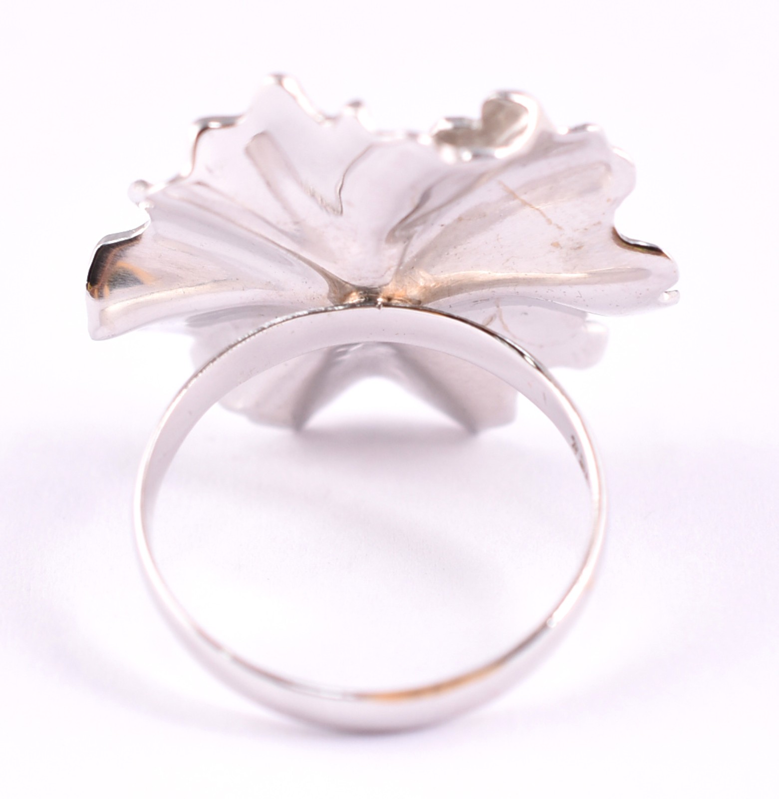 Anel em ouro 18k feitio flor, contrastado com 7 diamantes, aro 19... - foto 3 de 4