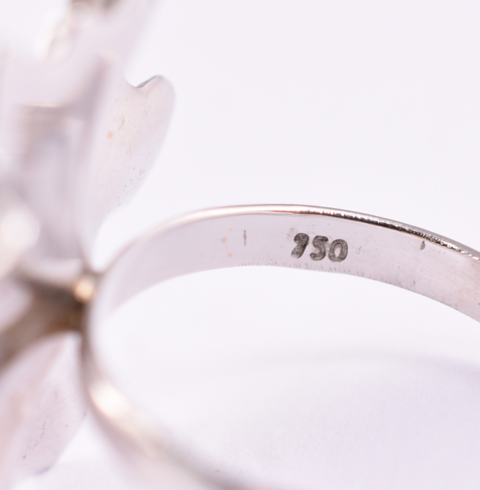 Anel em ouro 18k feitio flor, contrastado com 7 diamantes, aro 19... - foto 4 de 4
