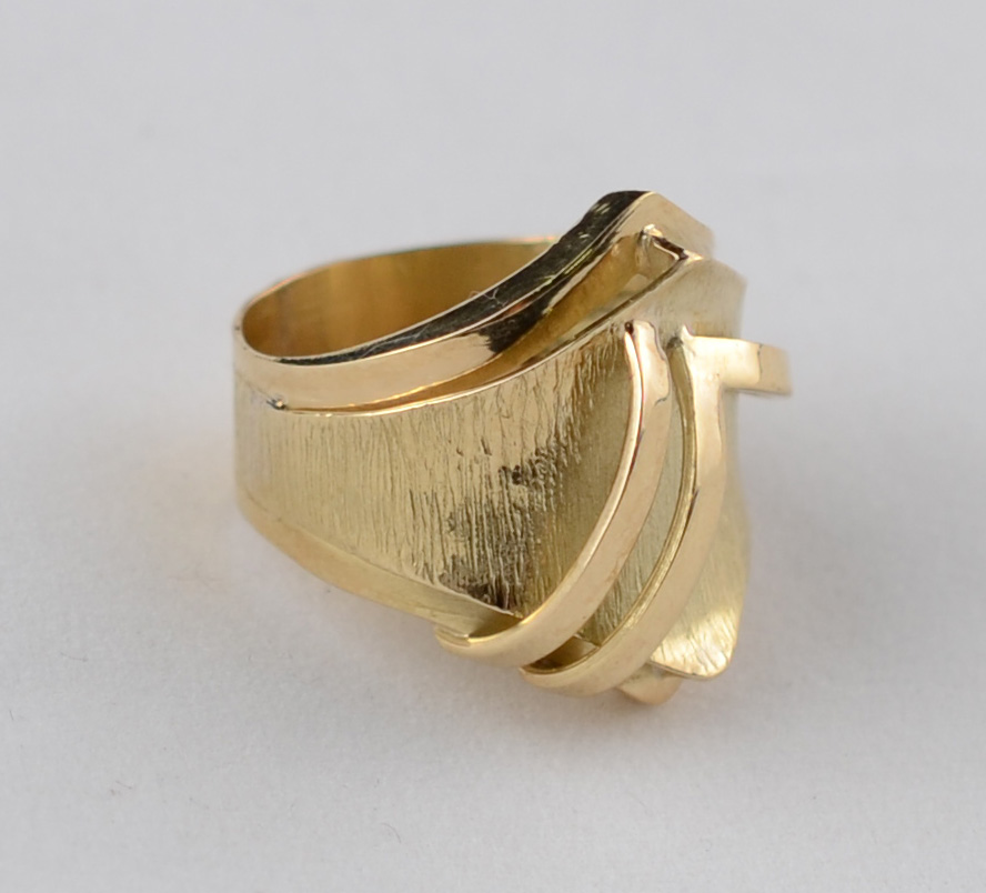 Anel em ouro de 18k, modelo abstrato. Peso: 9.3. Aro 17 - foto 1 de 3
