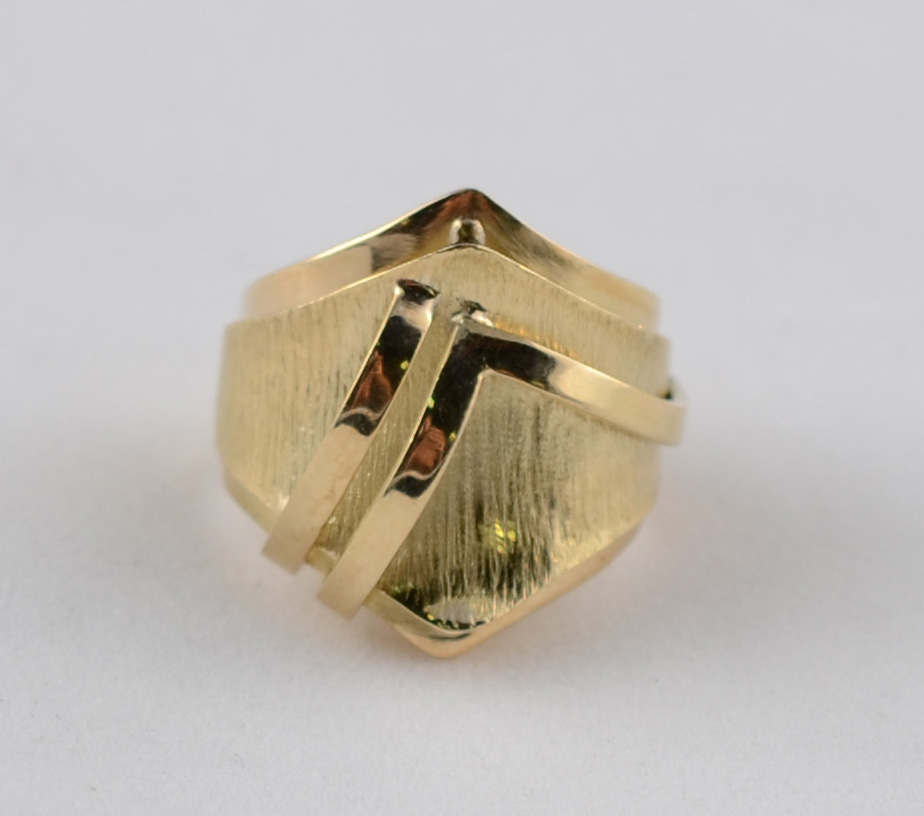 Anel em ouro de 18k, modelo abstrato. Peso: 9.3. Aro 17 - foto 2 de 3