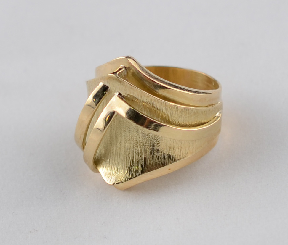 Anel em ouro de 18k, modelo abstrato. Peso: 9.3. Aro 17 - foto 3 de 3