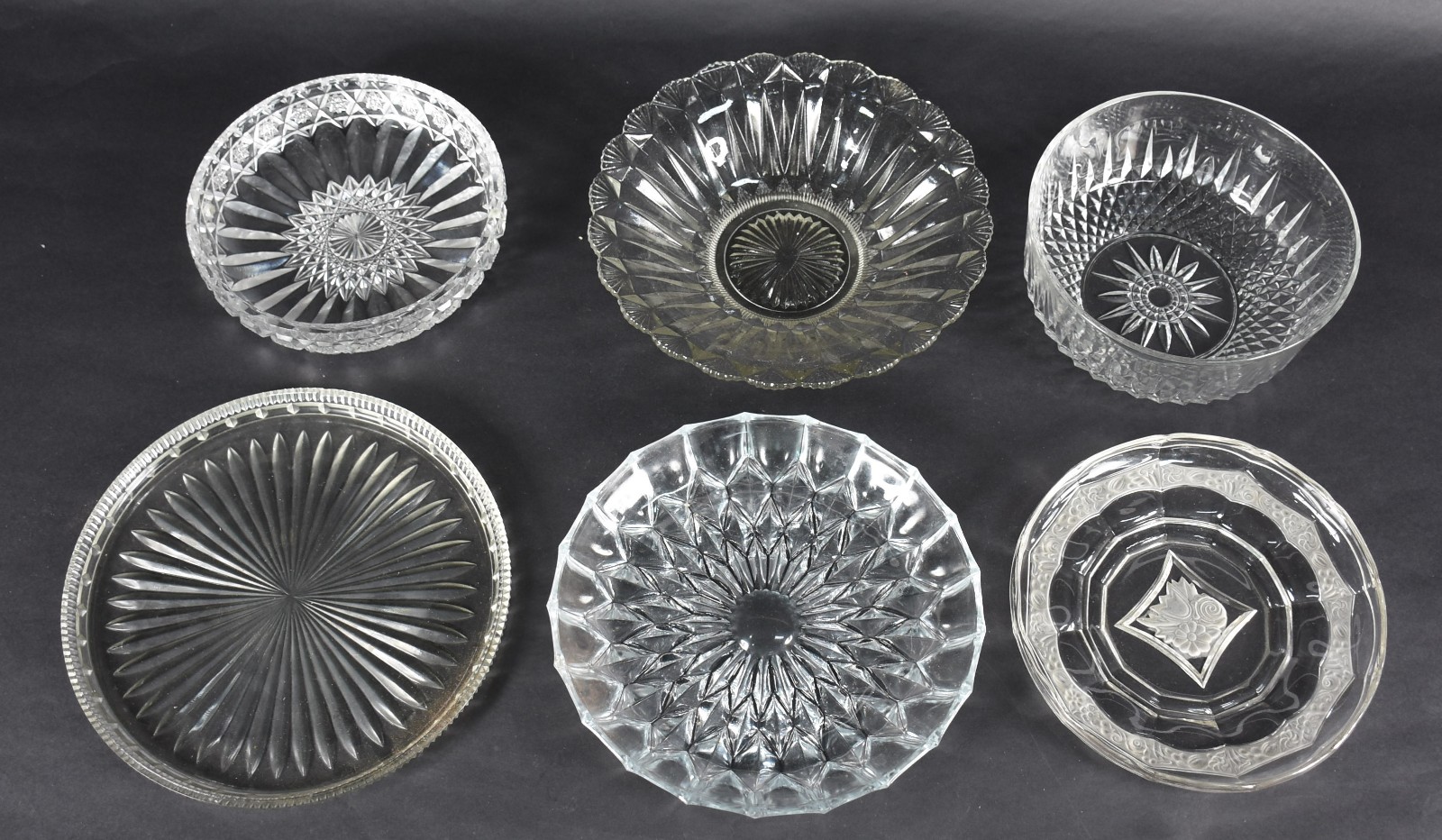 Seis peças diversas de vidro e cristal, sendo tres bowls e tres... - foto 1 de 5