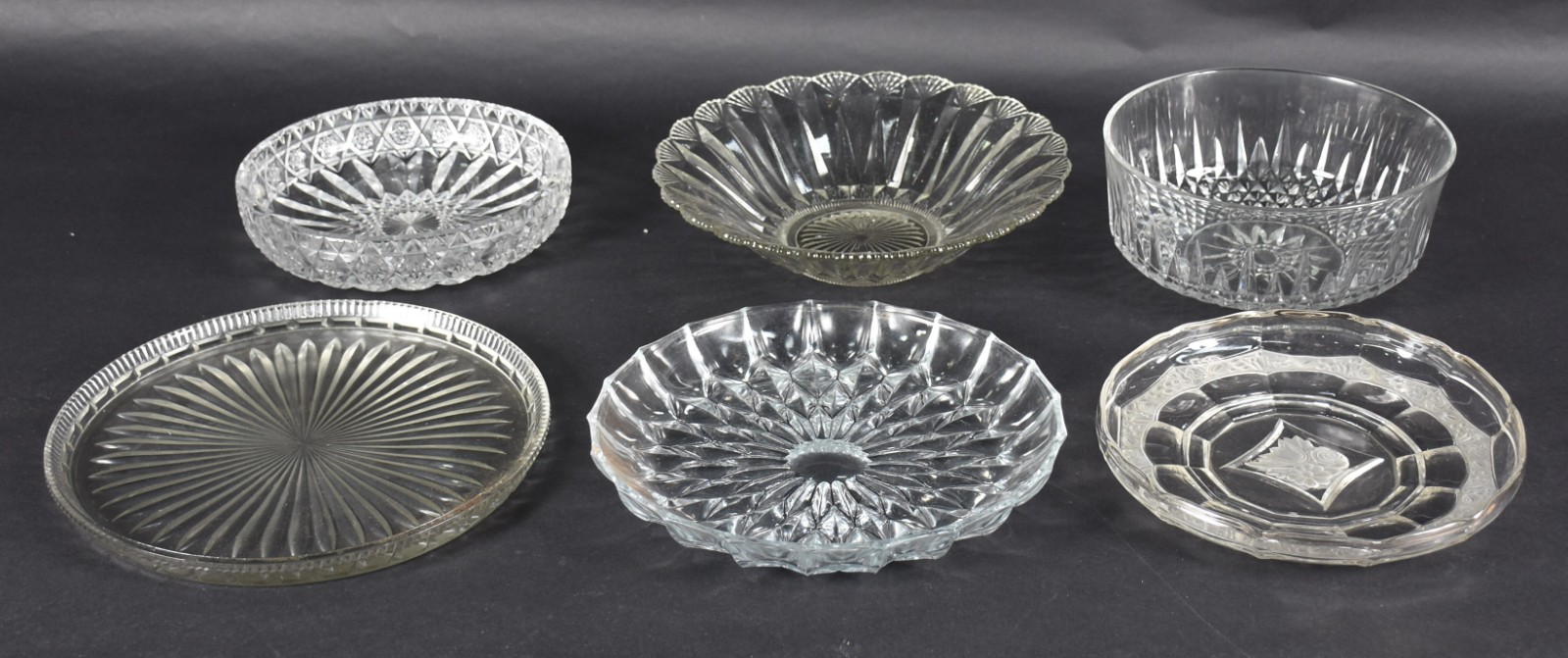 Seis peças diversas de vidro e cristal, sendo tres bowls e tres... - foto 2 de 5