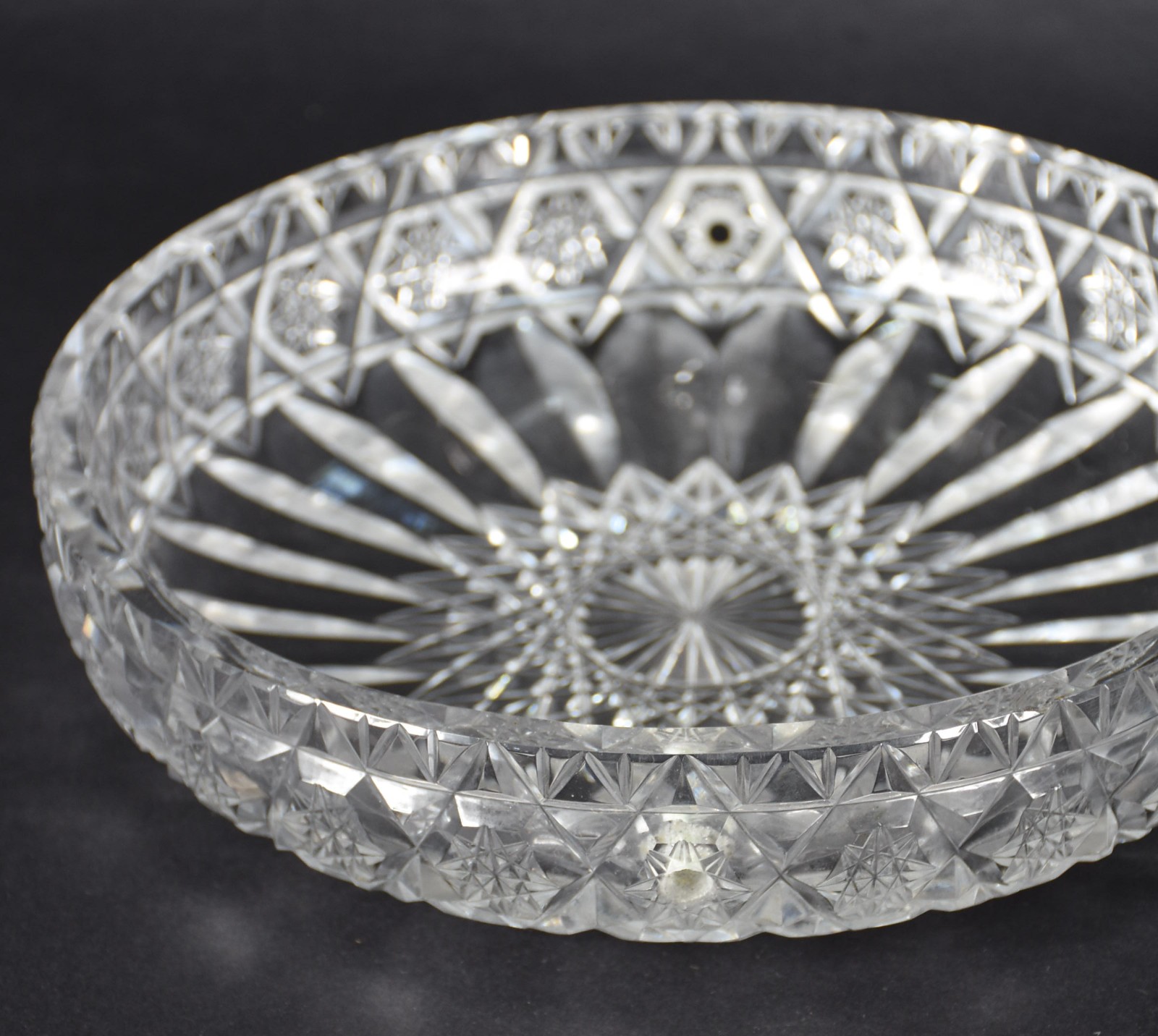 Seis peças diversas de vidro e cristal, sendo tres bowls e tres... - foto 4 de 5