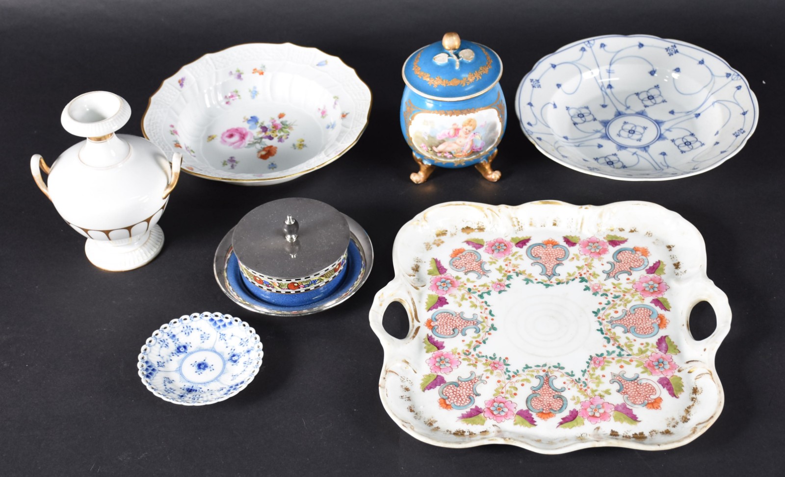 Sete peças diversas de porcelana, sendo potiche azul com anjo em... - foto 1 de 9