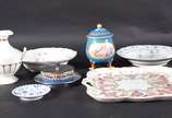 Sete peças diversas de porcelana, sendo potiche... - Sete peças diversas de porcelana, sendo potiche azul com anjo em policromia e realces dourados; ânfora branca com frisos dourados; quatro pratos...
