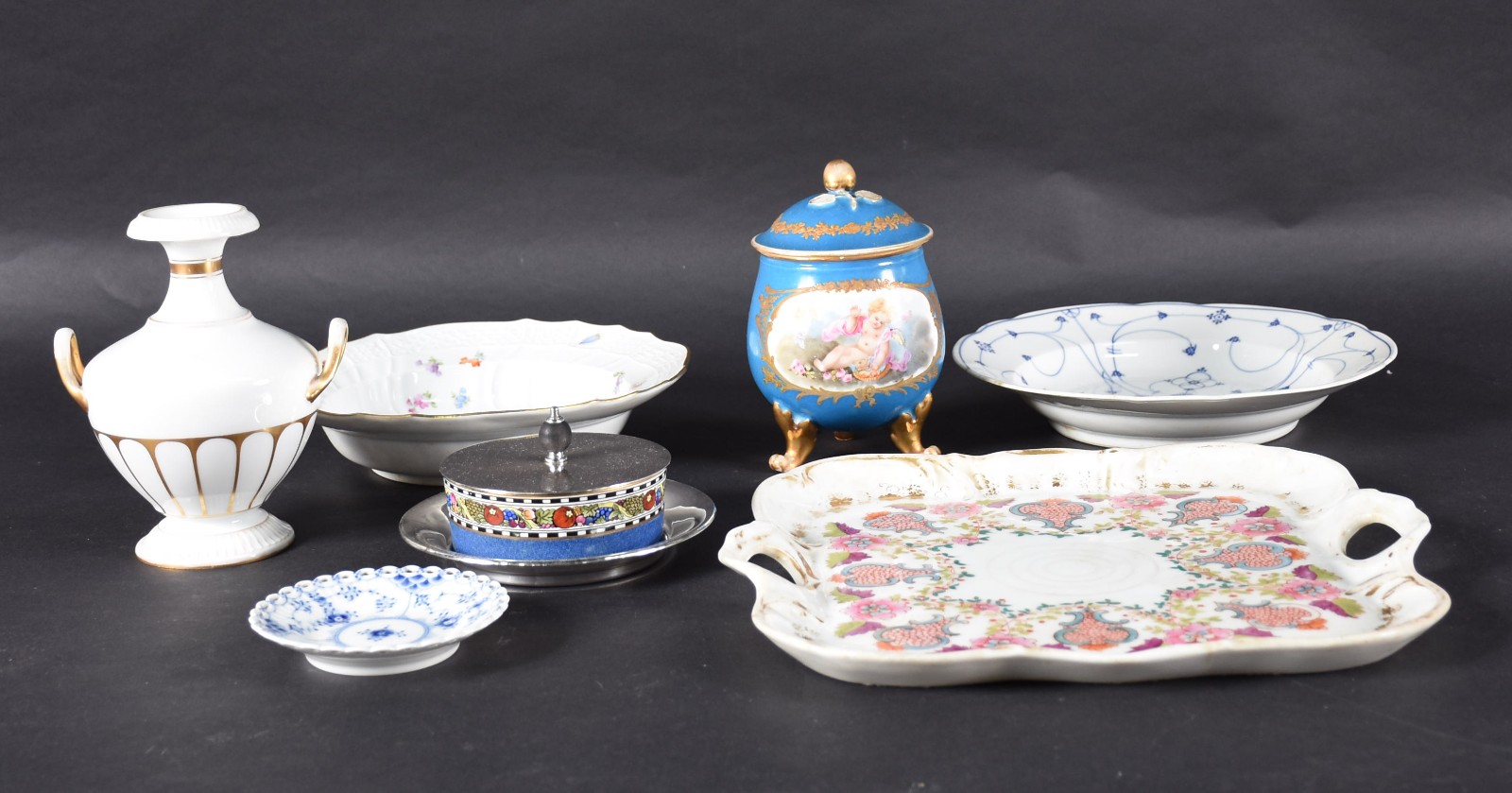 Sete peças diversas de porcelana, sendo potiche azul com anjo em... - foto 2 de 9
