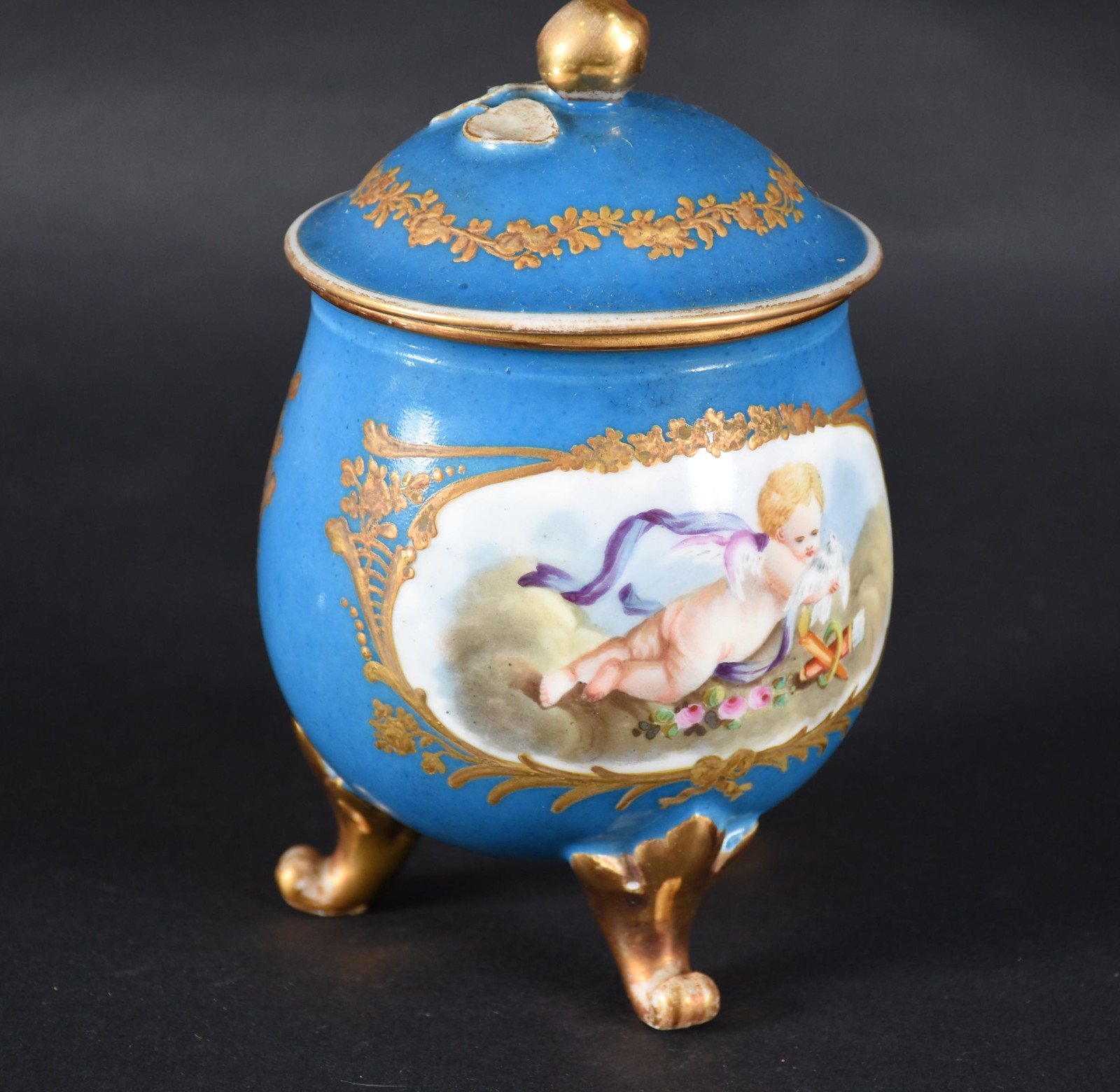 Sete peças diversas de porcelana, sendo potiche azul com anjo em... - foto 3 de 9