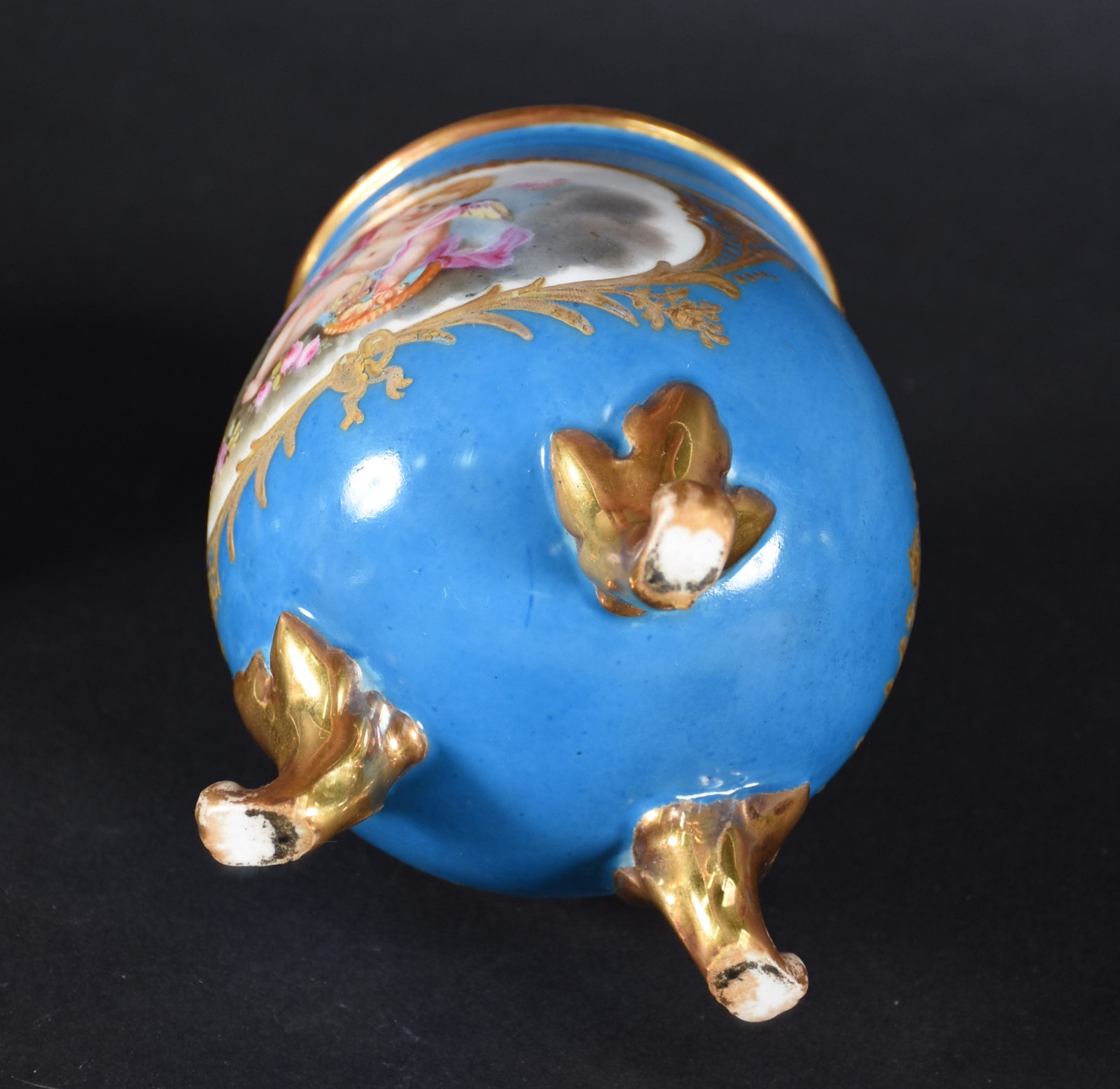 Sete peças diversas de porcelana, sendo potiche azul com anjo em... - foto 4 de 9
