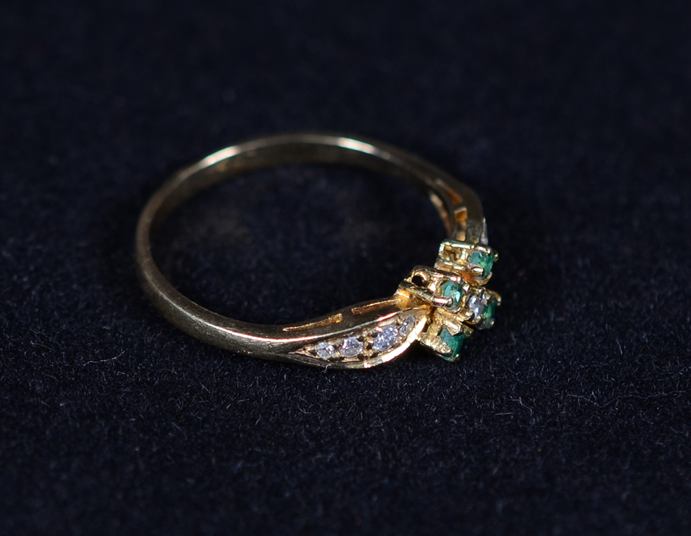 Anel em ouro 18 k com esmeraldas. Peso Total: 1,8 g. Aro: 19 - foto 1 de 2