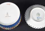 Sete peças diversas de porcelana, sendo potiche... - Sete peças diversas de porcelana, sendo potiche azul com anjo em policromia e realces dourados; ânfora branca com frisos dourados; quatro pratos...