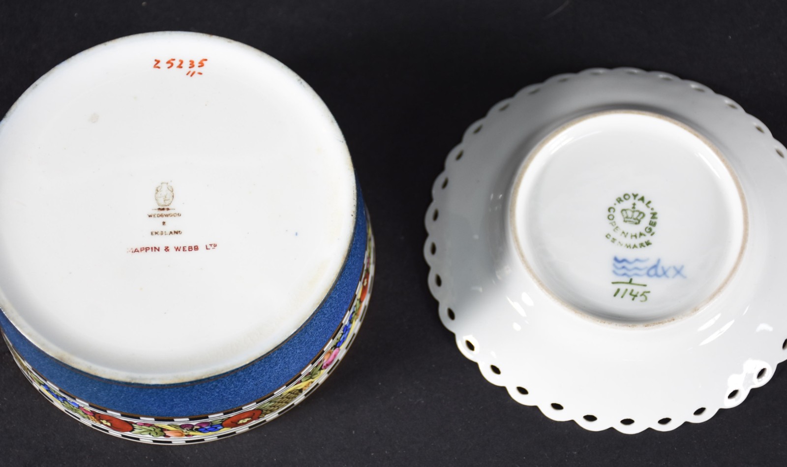 Sete peças diversas de porcelana, sendo potiche azul com anjo em... - foto 5 de 9