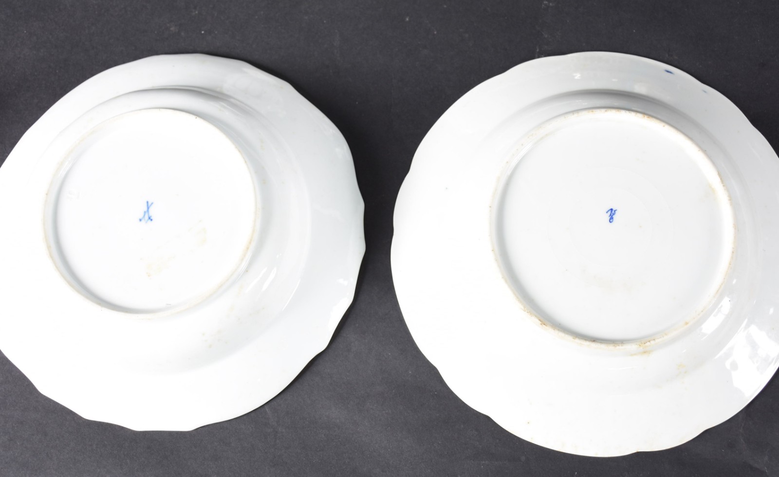 Sete peças diversas de porcelana, sendo potiche azul com anjo em... - foto 8 de 9
