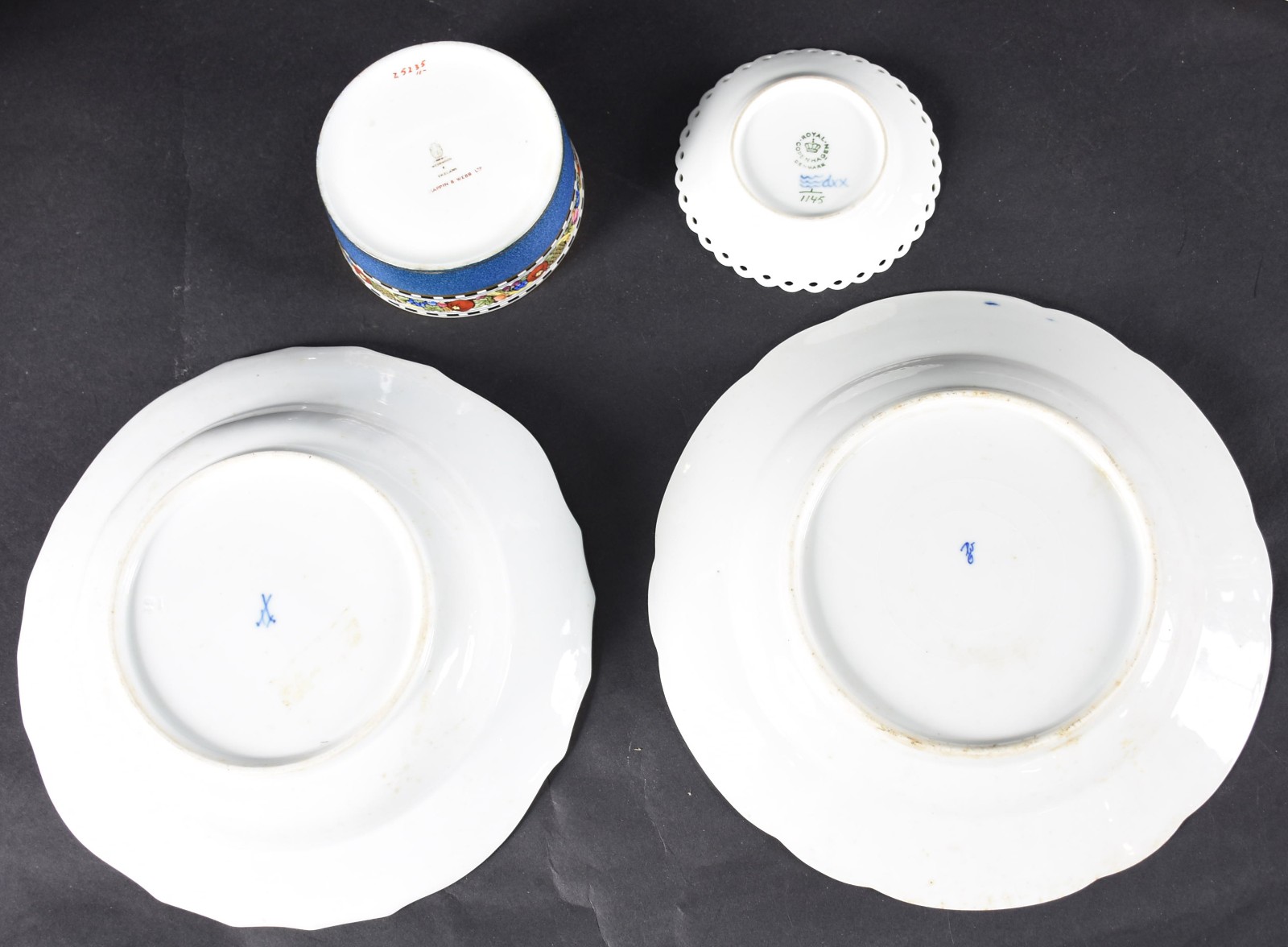 Sete peças diversas de porcelana, sendo potiche azul com anjo em... - foto 9 de 9