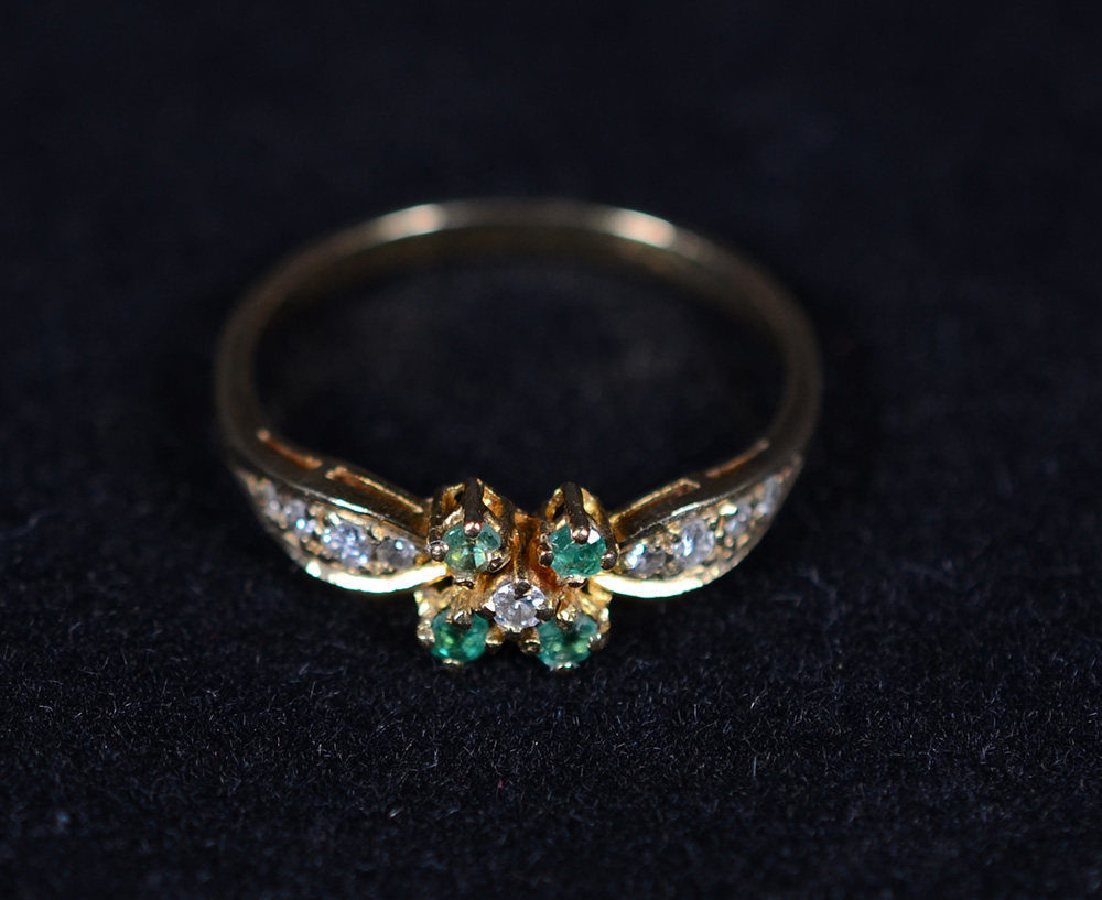 Anel em ouro 18 k com esmeraldas. Peso Total: 1,8 g. Aro: 19 - foto 2 de 2