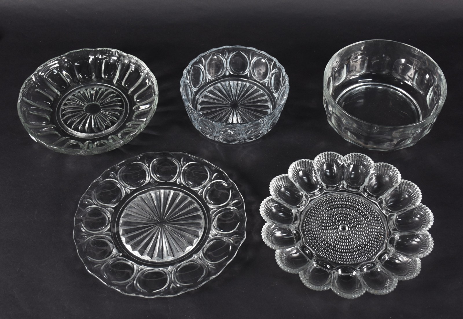 Cinco peças diversas de vidro e cristal, sendo dois bowls, fruteira e... - foto 1 de 6
