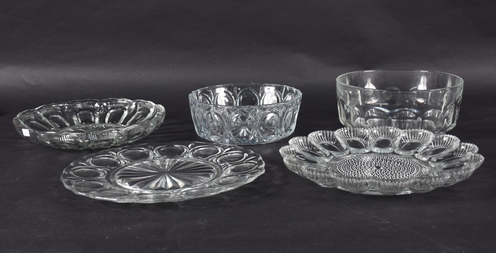 Cinco peças diversas de vidro e cristal, sendo dois bowls, fruteira e... - foto 2 de 6