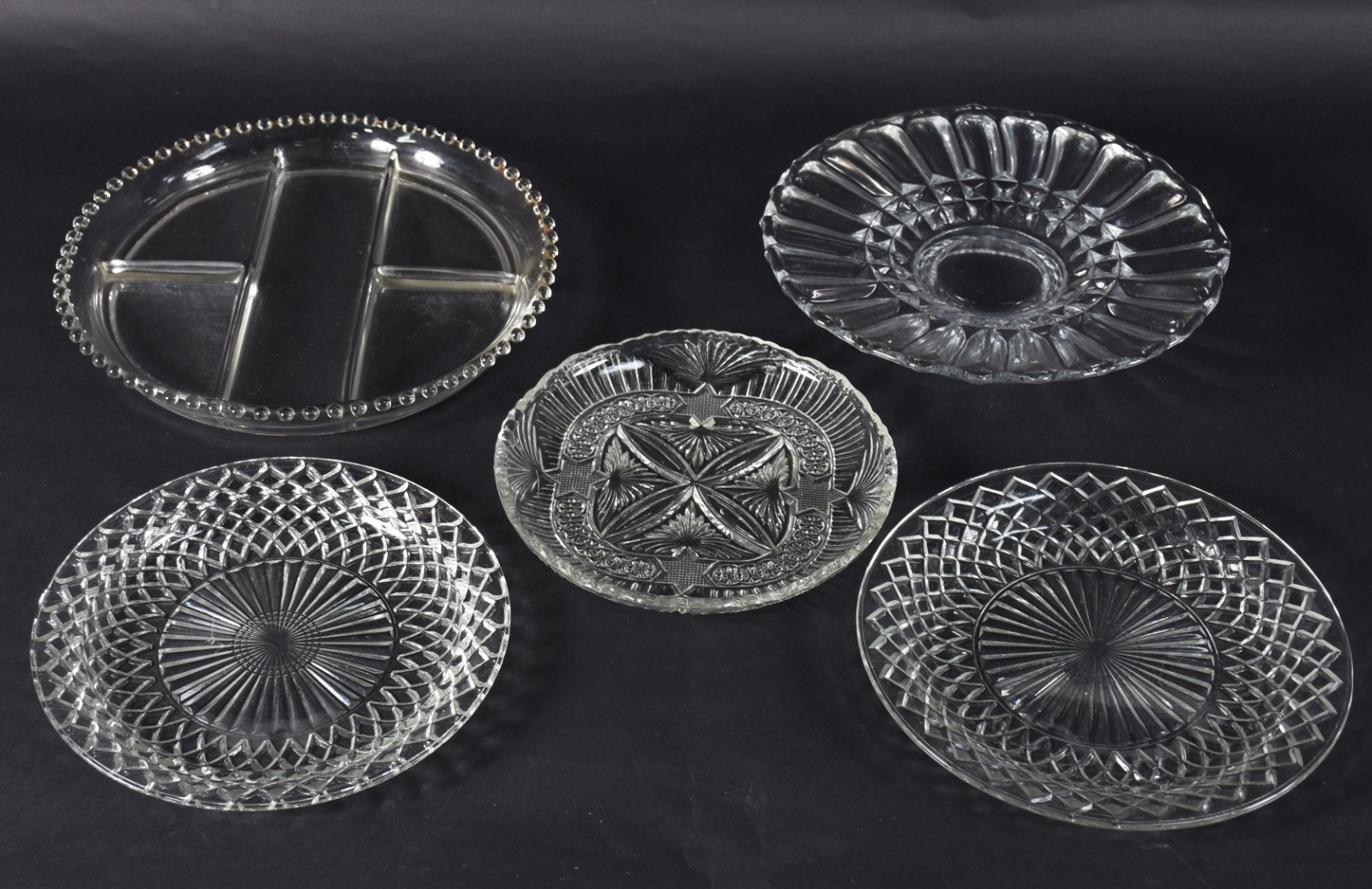 Cinco pratos diversos de vidro e cristal, para bolo e porta petiscos. - foto 1 de 5