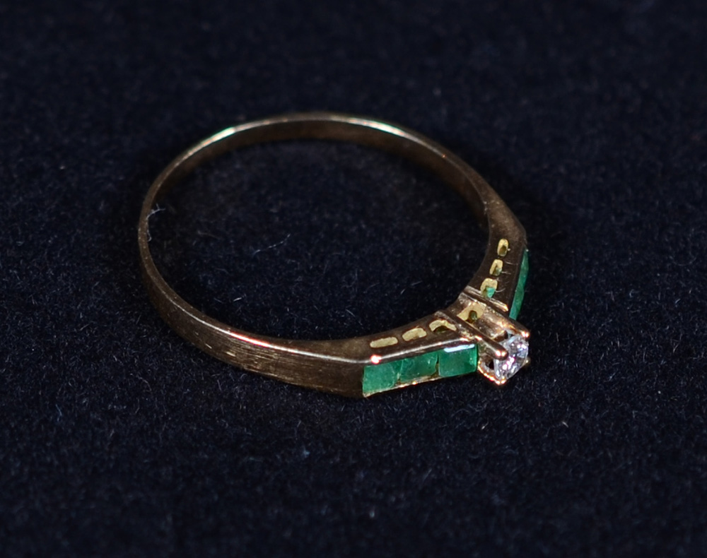 Anel em ouro 18 k com esmeraldas. Peso Total: 1,8 g. Aro: 15 - foto 1 de 2