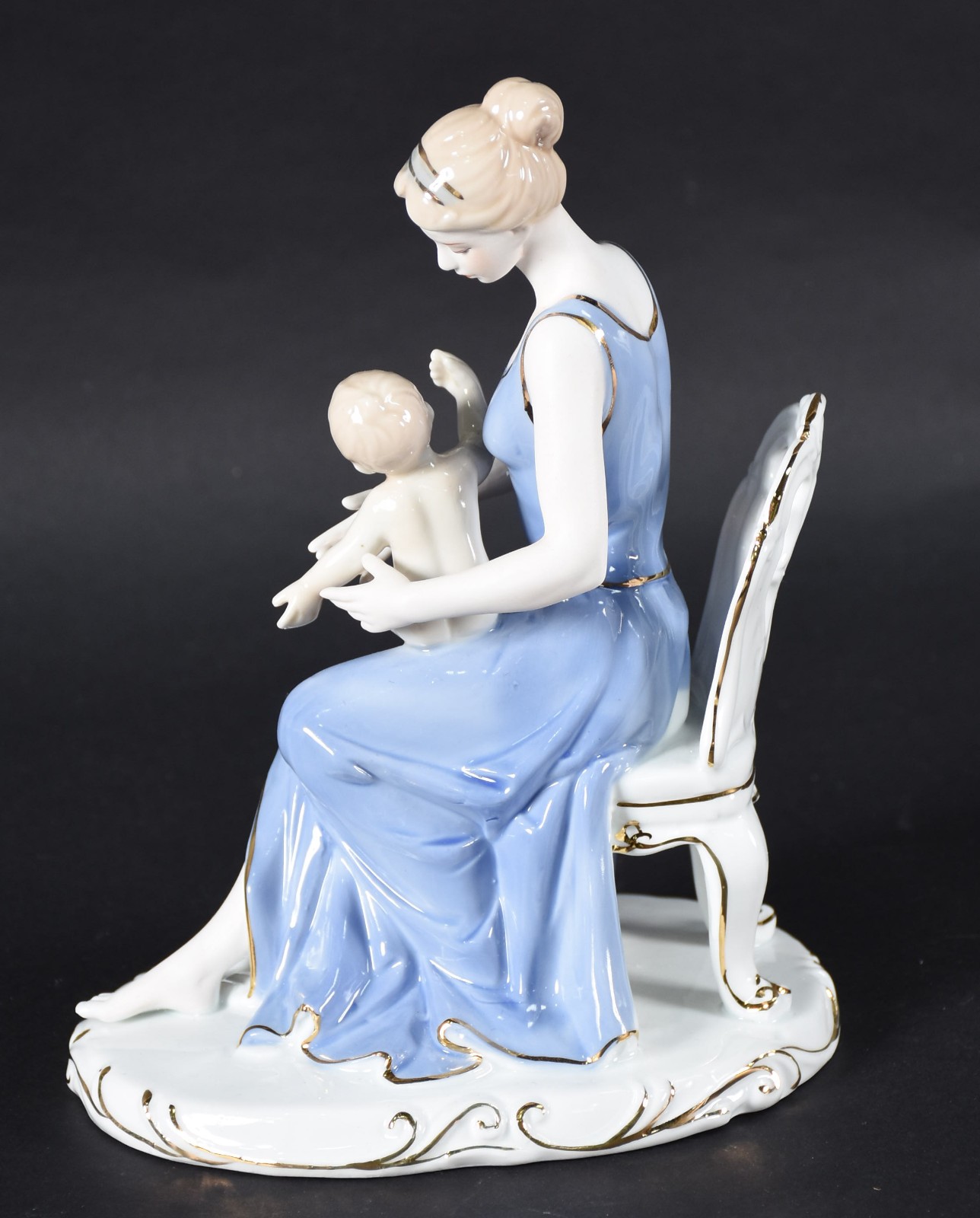 Grupo escultórico de porcelana representando mãe com bebê. - foto 2 de 5