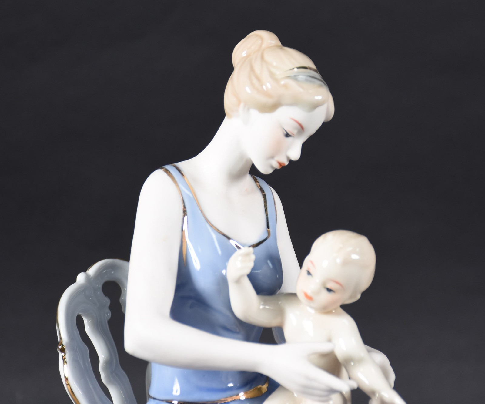 Grupo escultórico de porcelana representando mãe com bebê. - foto 3 de 5