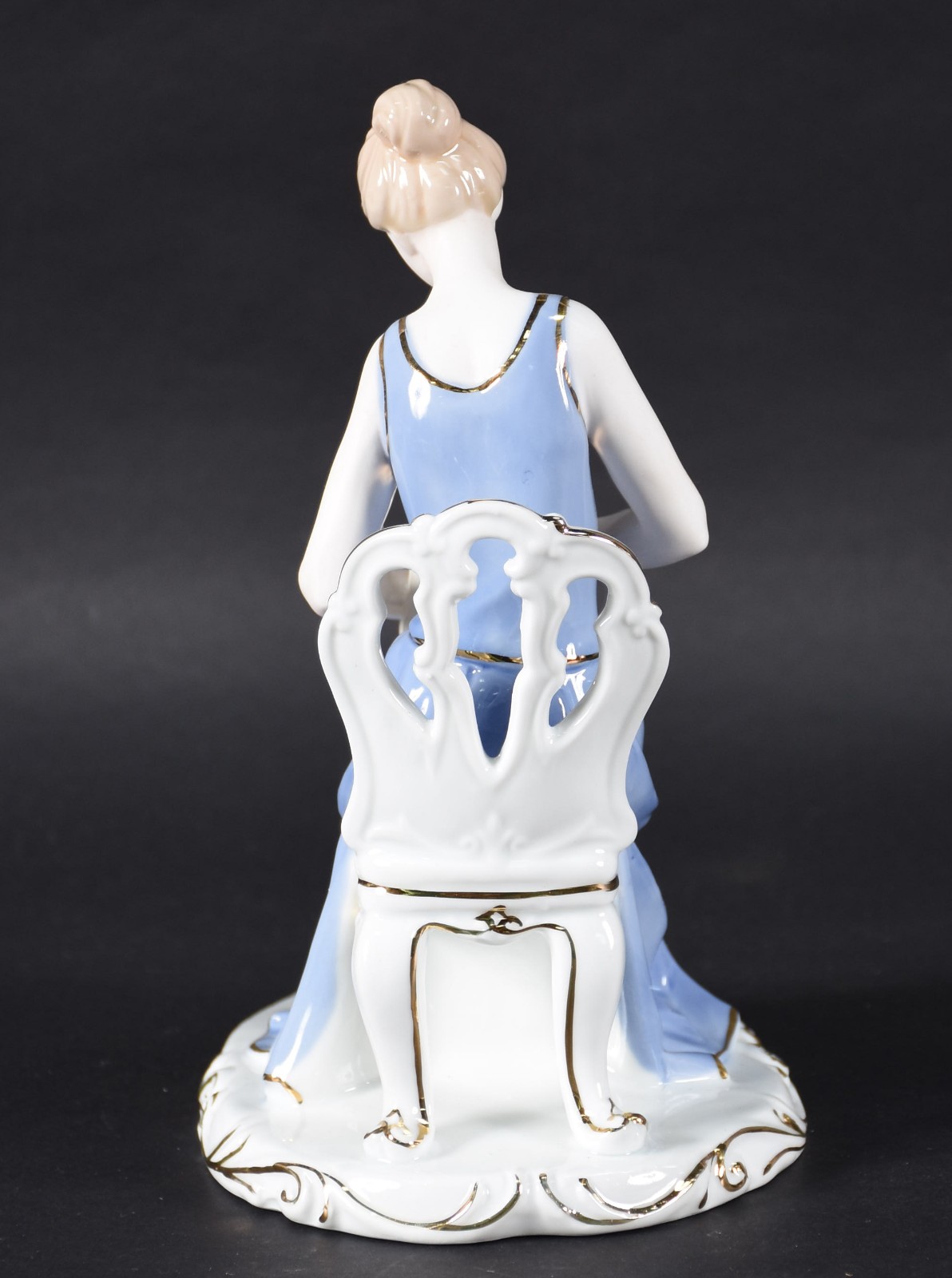 Grupo escultórico de porcelana representando mãe com bebê. - foto 4 de 5