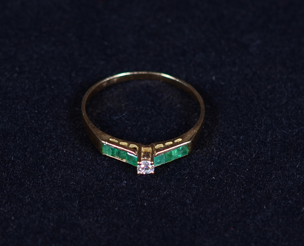 Anel em ouro 18 k com esmeraldas. Peso Total: 1,8 g. Aro: 15 - foto 2 de 2