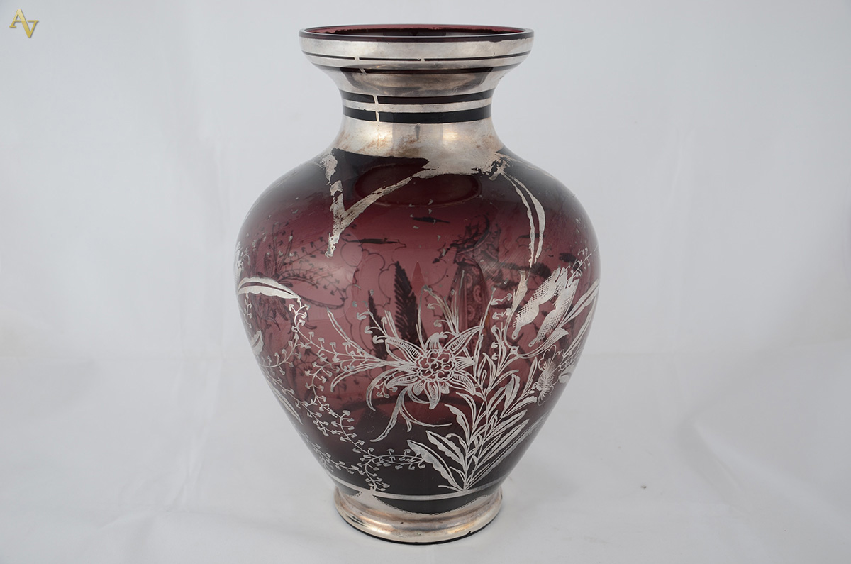 Vaso de cristal lilás decorado com fios de prata. Altura: 31 cm