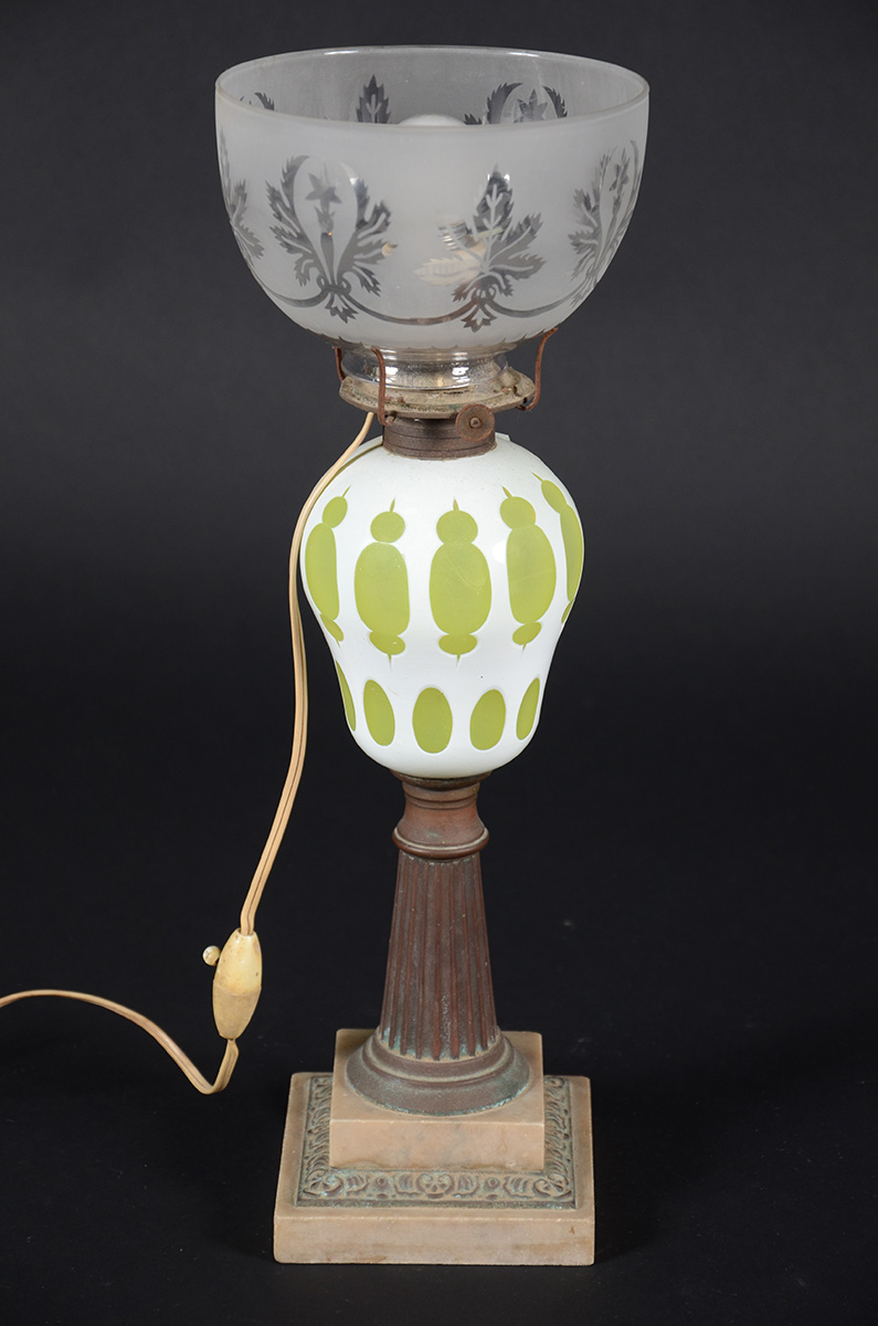 Abatjour de overlay verde com manga de cristal. Alt.total 48 cm.