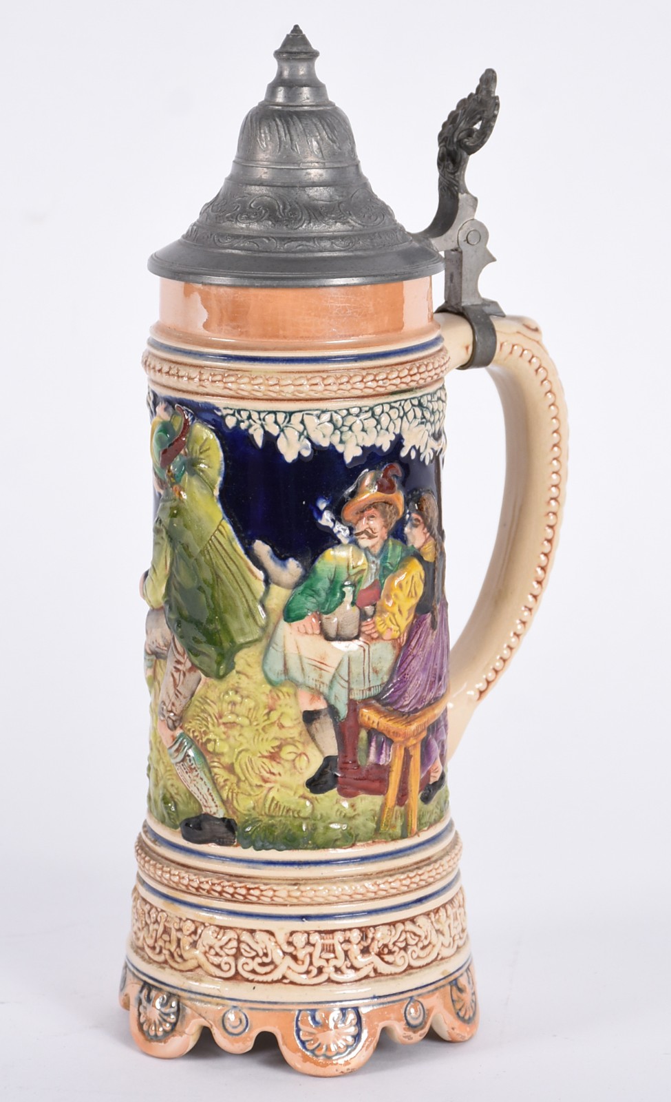 Tankard musical de cerâmica com figuras em relevo policromado, tampa... - foto 1 de 5