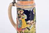 Tankard musical de cerâmica com figuras em rele... - Tankard musical de cerâmica com figuras em relevo policromado, tampa de estanho, com bicado na base.